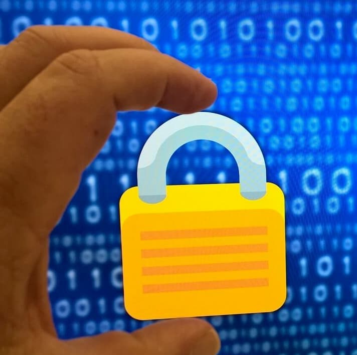 Cadenas sur fond numérique binaire